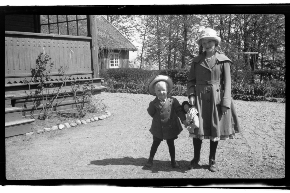 Julius Sundt og Cecilie (Essemor) Sundt, Stavern. Fotografert 1920.