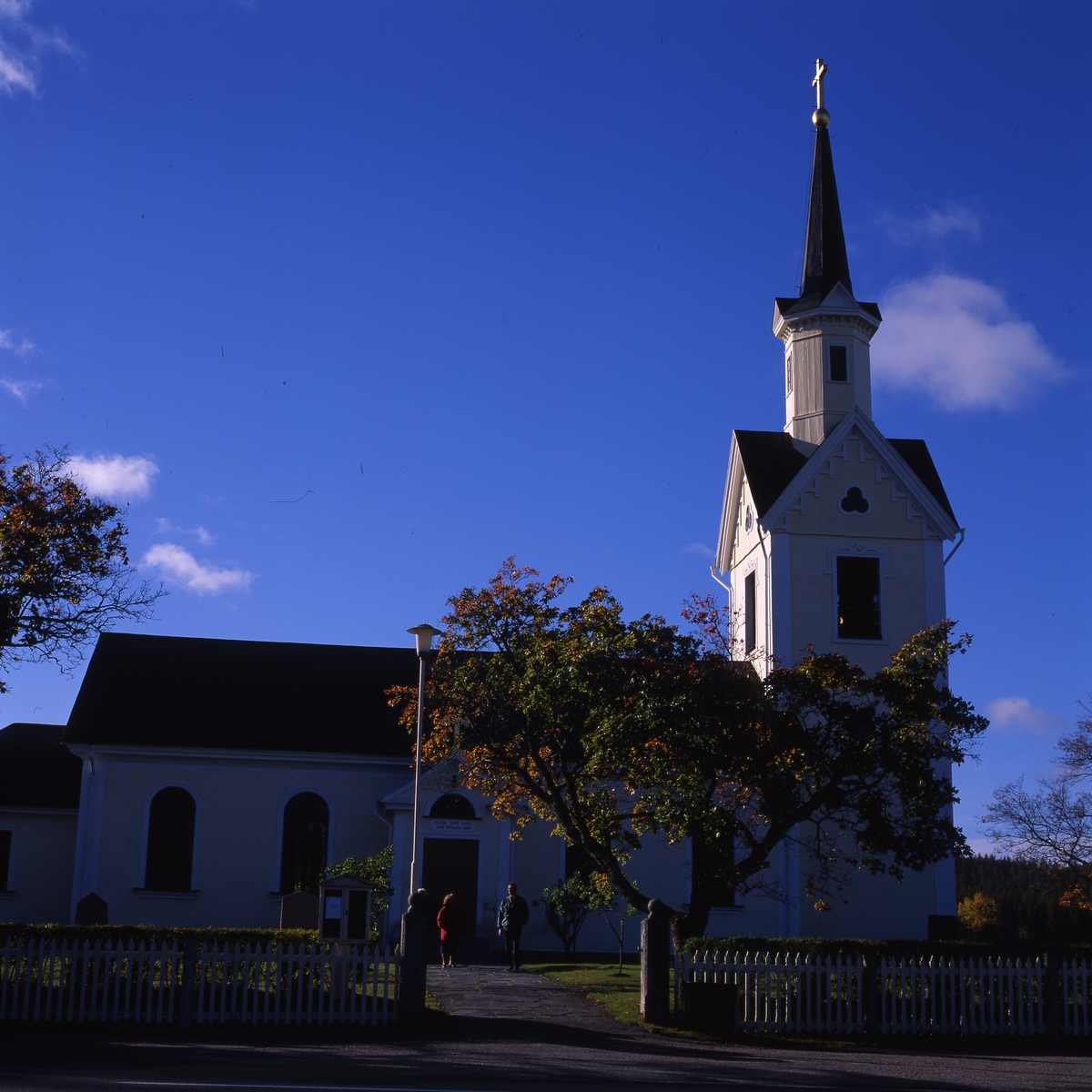 Kårböle kyrka byggd i nyklassicistisk stil i revetarat trä och invigdes 1870, 1996. Den ligger utmed den gamla pilgrimsvägen till Nidaros.