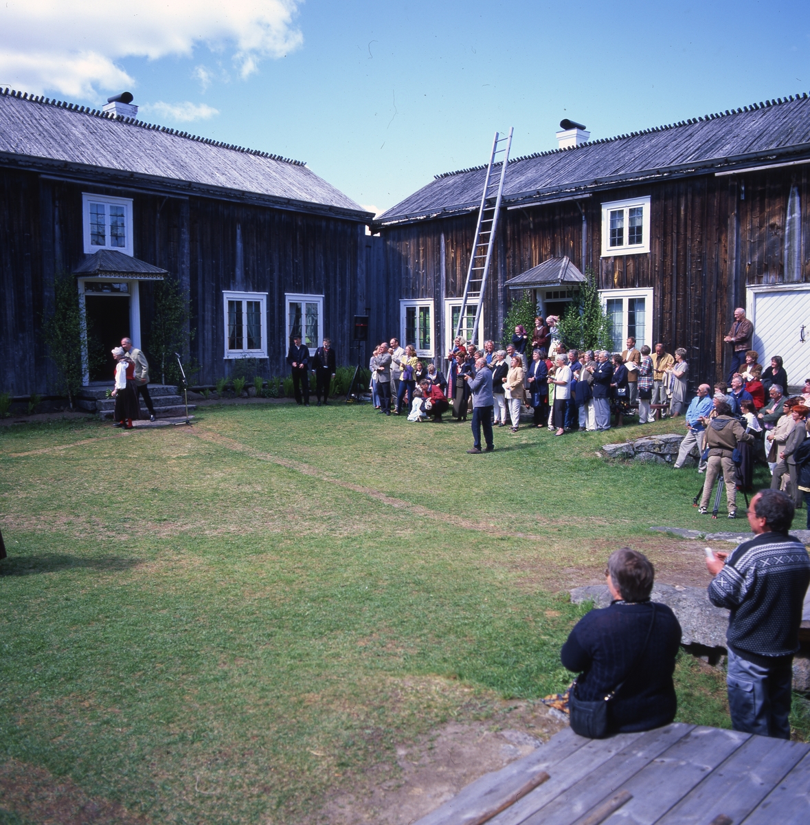 Invigningen av Ystegårn, Omnells i Hillsta, 30 maj 1999. Det är en fyrbyggd gård, gammelgård, och byggnadsminne sedan 3 maj 1999.