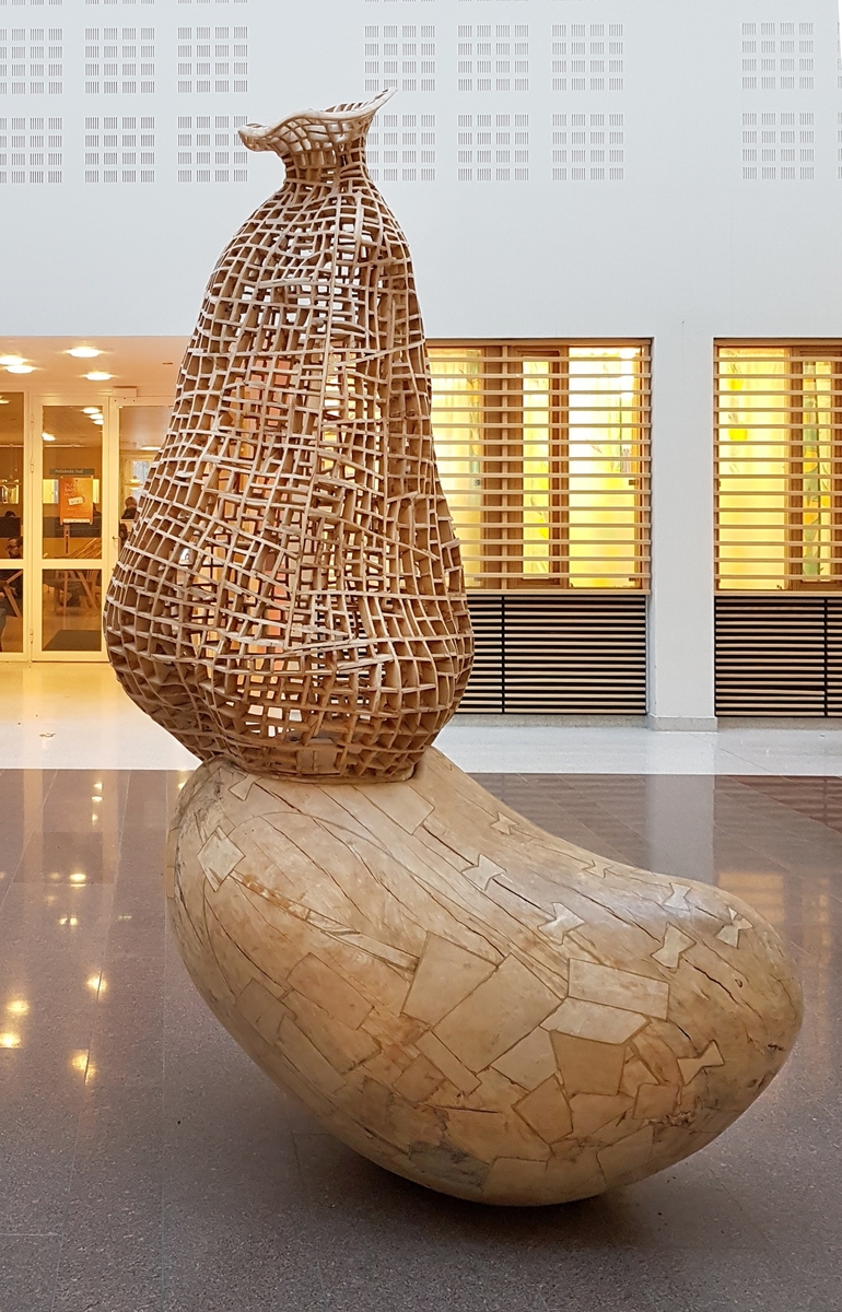 "Skulptur III" består av to ulike skallformer og spiller på kontrasterende kvaliteter som åpent og lukket, gjennomsiktig og tett, innenfor og utenfor.