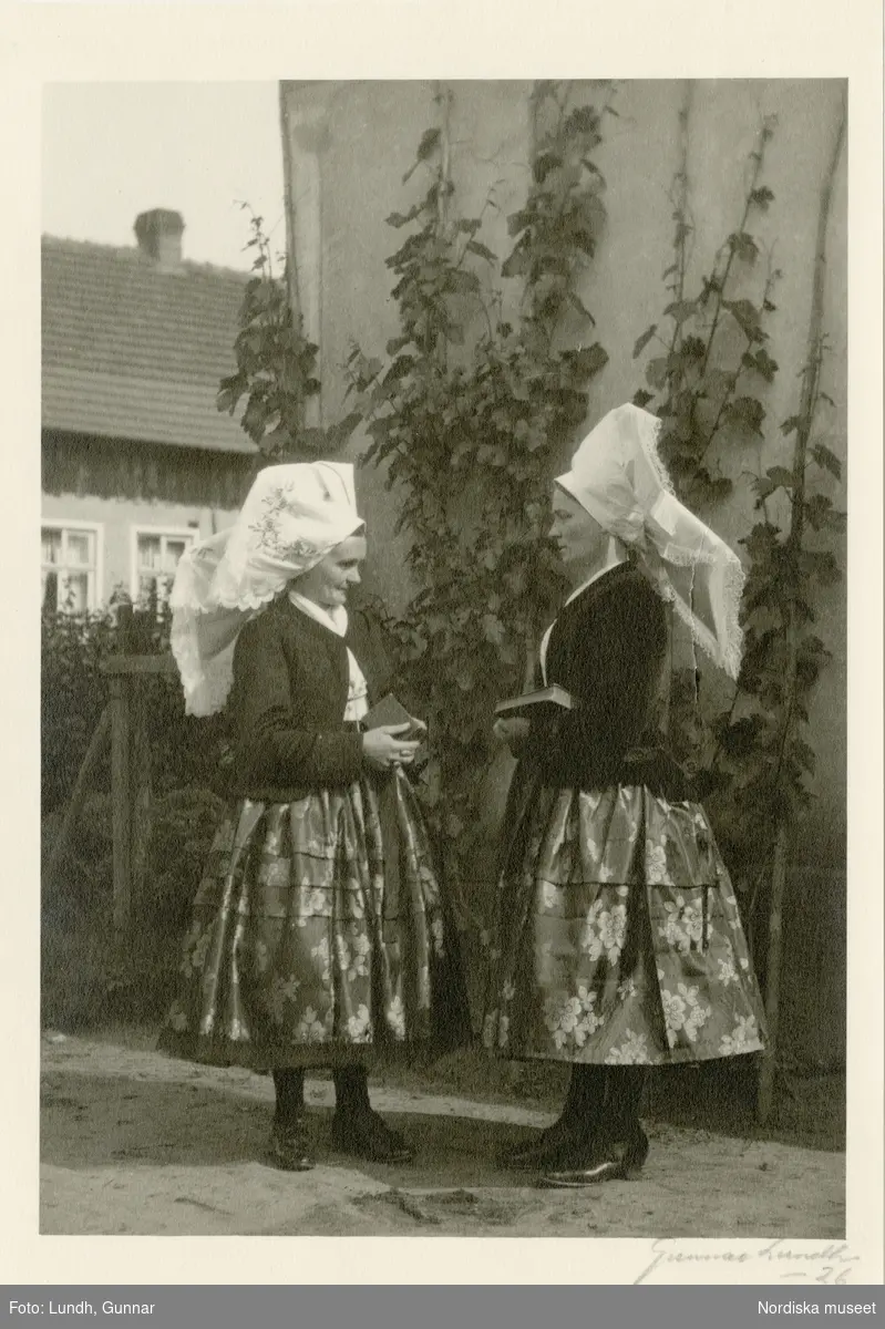 Spreewald, Tyskland. Kvinnor i sorbiska dräkter med vita huvudkläden