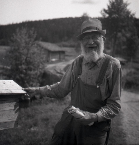 "Farbror Berger" vid brevlådan, Västerstråsjö juli 1949.