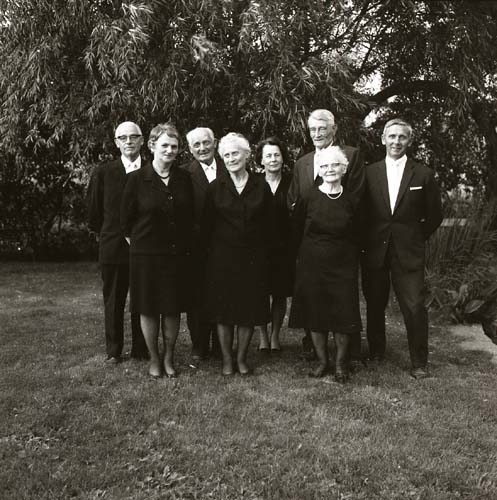 Albert Vikstens syskon på hans begravningsdag 29 juni 1969.