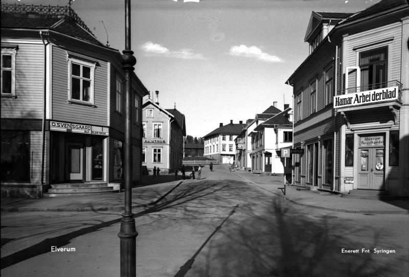 Borgengata med trehusbebyggelse før bombingen. Foto: Erling Syringen/ Glomdalsmuseets fotoarkiv. (Foto/Photo)