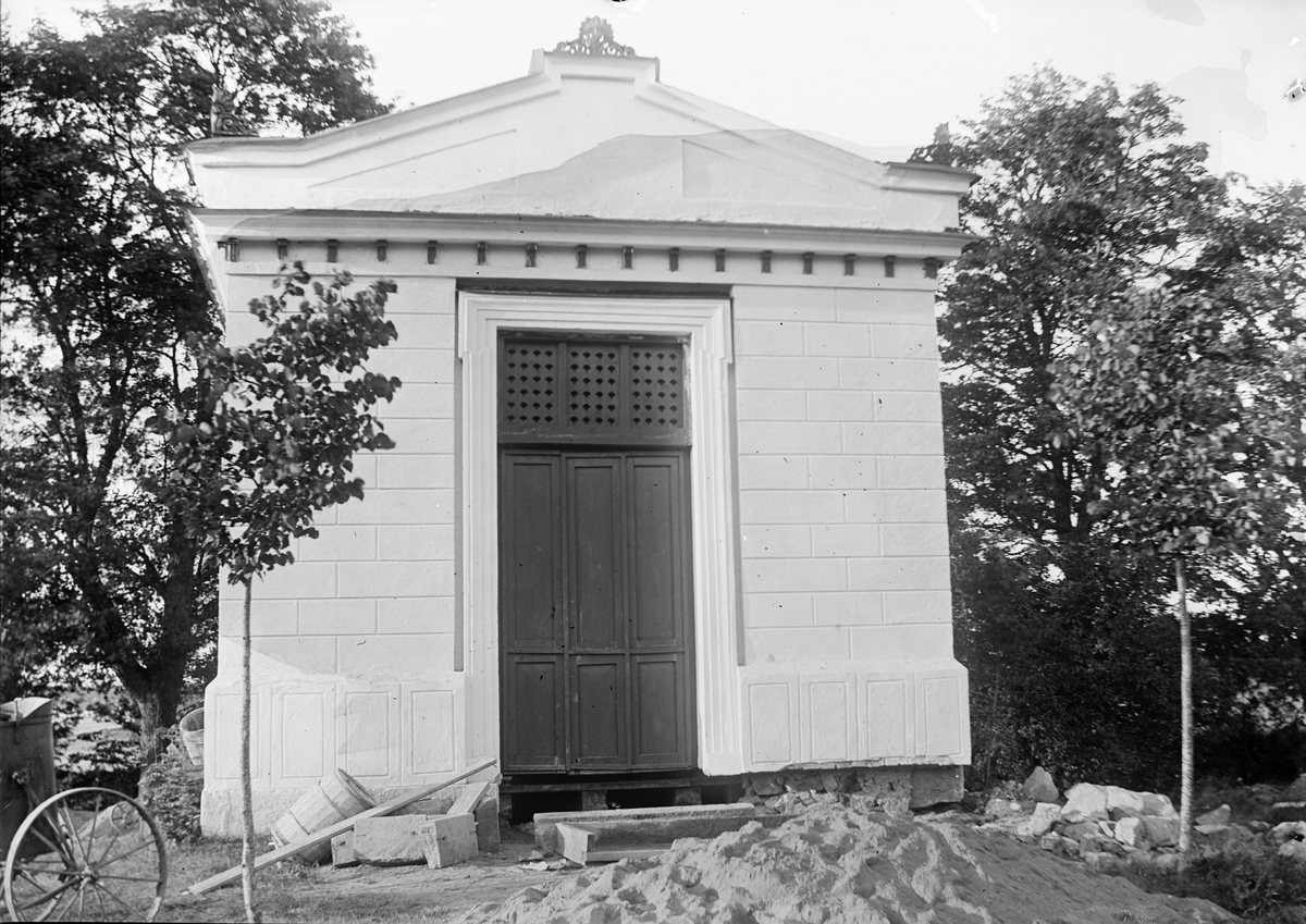 Creutz-Cronhielmska gravkoret efter borttagande av runsten ur sockeln, Altuna kyrkogård, Uppland 1918