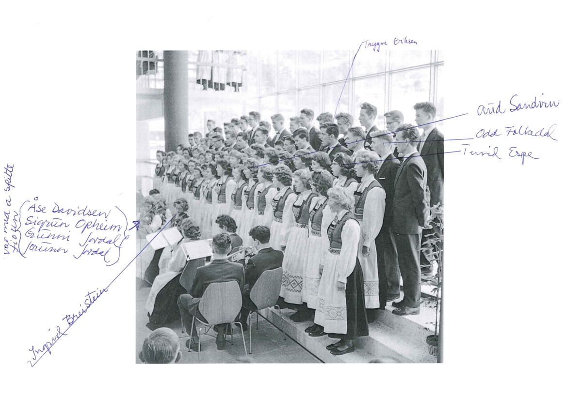 Skulekoret syng i aulaen ved opninga av Odda høgre skole (no Odda ungdomsskole) 17. jan 1959