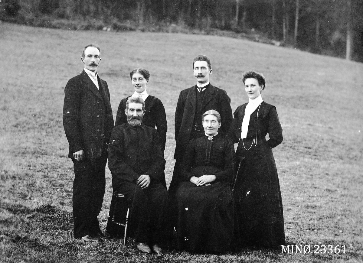 Familiebilde. Ola og Marit Ødegård, med barna Johan, Inger, Håkon og Sigrid