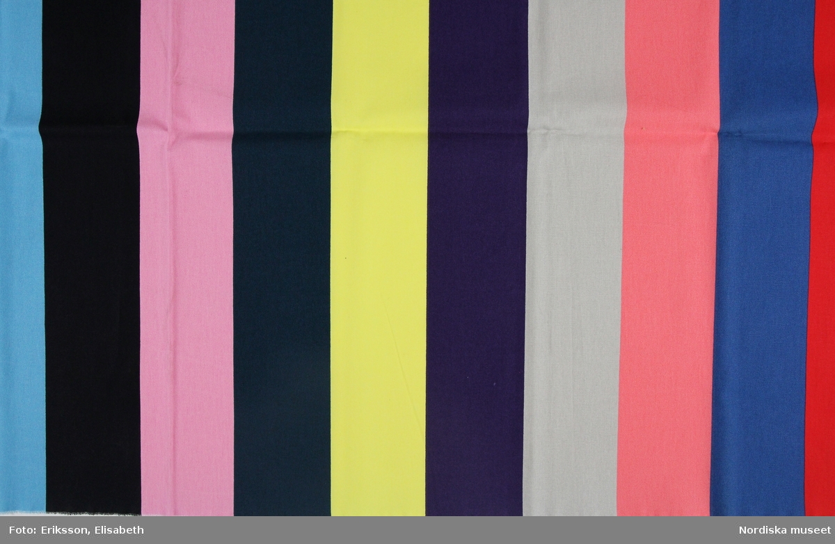 Mönster Avbilda, tryckta 10 cm breda ränder i rött, blått, rosa, grått, lila, gult, grönt, svart och ljusblått.
Formgivare Synnöve Mork.