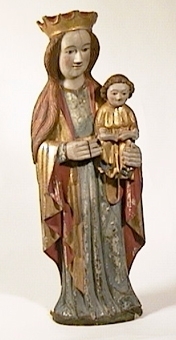 Den stående madonnan håller kristusbarnet på sin vänstra arm. Hon bär en mantel i guld med röd innersida och blå livklädnad. Barnet håller en uppslagen bok.