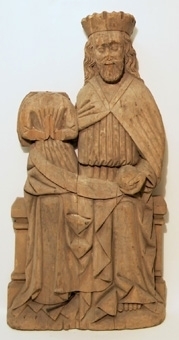 Träskulptur föreställande Marias kröning. Altarskåpsrelief sammansatt av två stycken av ljust lövträ. Marias huvud har varit anstyckat, saknas, och händerna är avbrutna. Ingen bemålning bevarad.