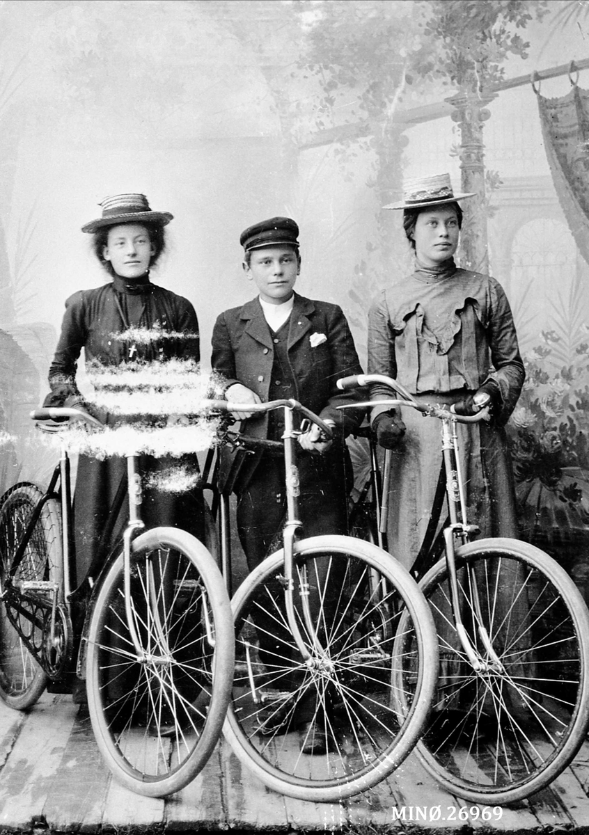 Tre ungdommer med sykkel. Marit Eggen, Kristen Høiberget og Helga Korseth
