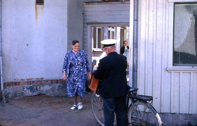 Filmteam från USA 15-19/9 1962
Stenungsunds gamla centrum, Kyrkvägen. Brevbärare.