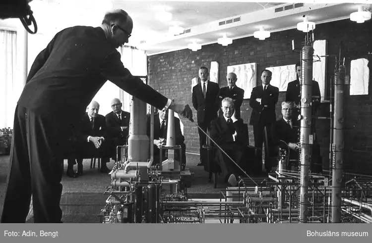 Kungainvigningen 16 juni 1964. 
Fotograf Bengt Adin, Göteborg. Regi Hans Håkansson.
Krackermodellen presenteras av Dir. Sven Persson för bland annat kung Gustaf VI Adolf.