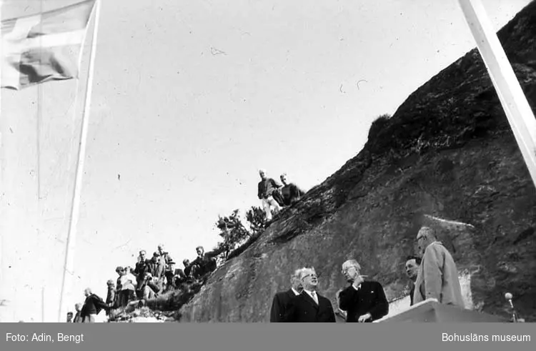 Kungainvigningen 16/6 1964. 
Fotograf Bengt Adin, Göteborg. Regi Hans Håkansson.
Kungen möter företrädarna för Stenungsund, Tjörn och Orust.