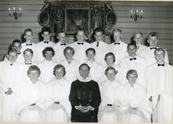 Konfirmasjon i Sørum kapell 1959, konfirmanter og prest