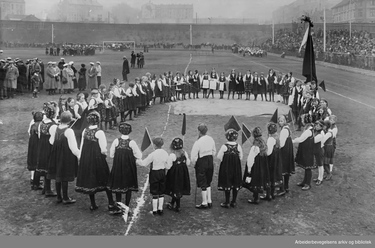 1. mai 1926, fra barnestevnet på Bislett stadion med en oppvisning av leikarringer fra barnelagene.