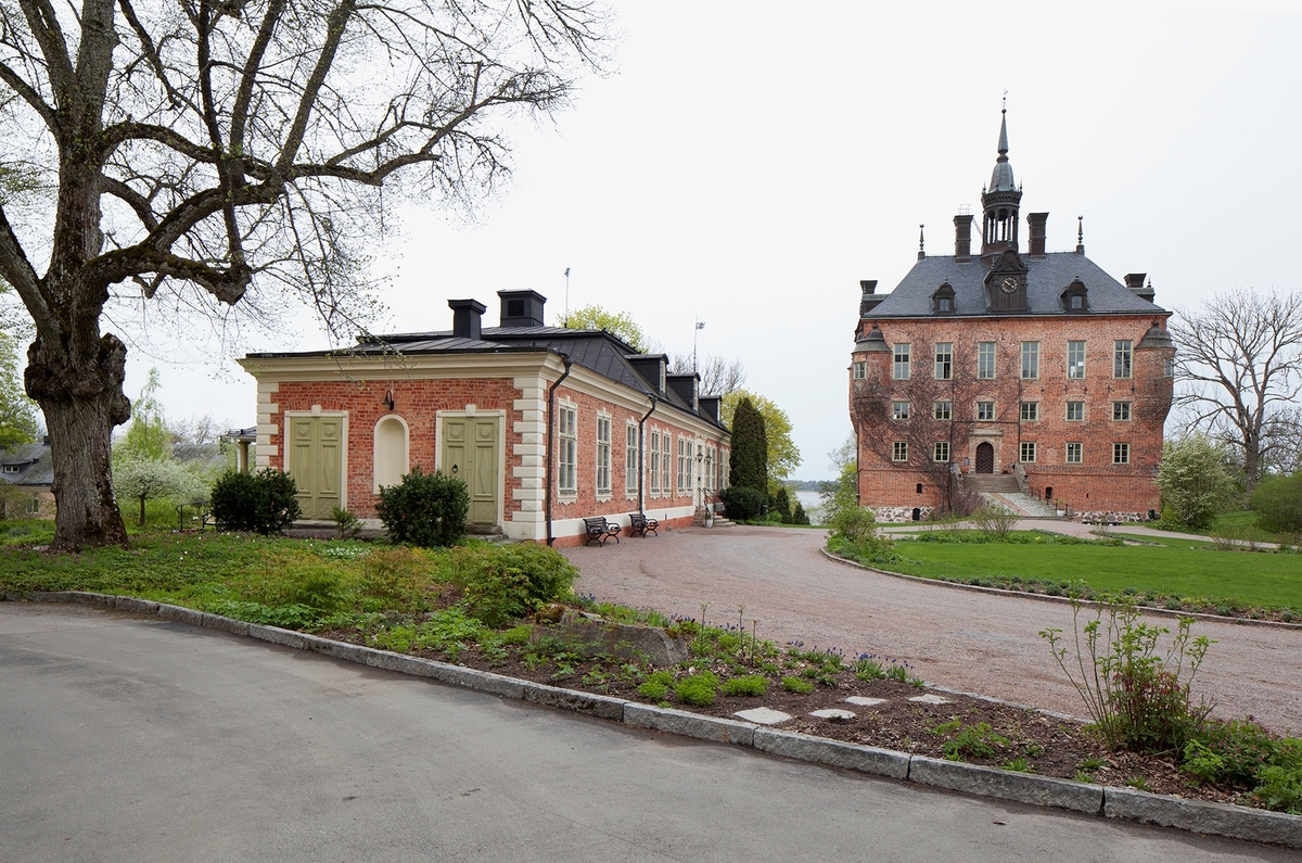 Arkeologisk utredning. förundersökning och schaktningsövervakning, gårdsplanen framför slottet, Viks slott, Balingsta socken, Uppland 2014-2015.