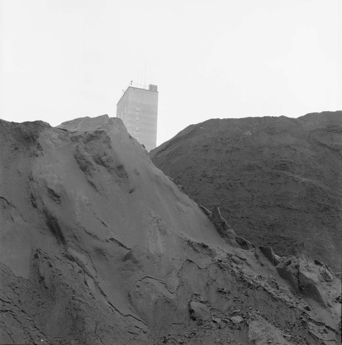 Malmupplag, gruvlaven i bakgrunden, Dannemora Gruvor AB, Dannemora, Uppland maj 1991