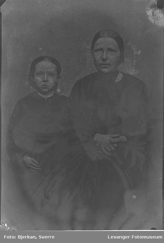 Bilde av portrett av Ellen Kjerstine Vollan og datteren Anna Kathrine
