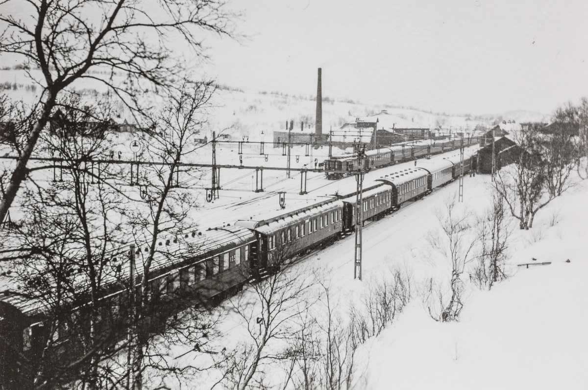 Vinterturisttoget "Fjellräven" har ankommet Storlien stasjon.
