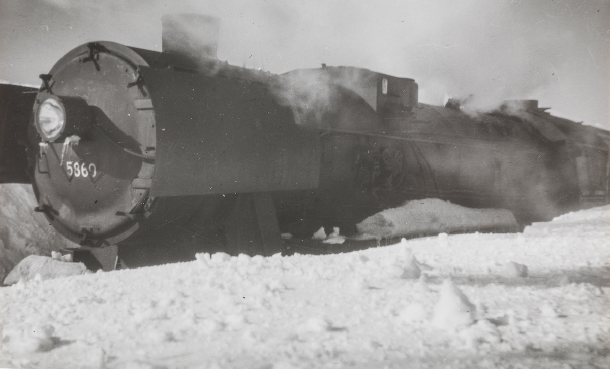Snøryddingstog på Saltfjellet, trukket av damplokomotiv type 63a nr. 5860.