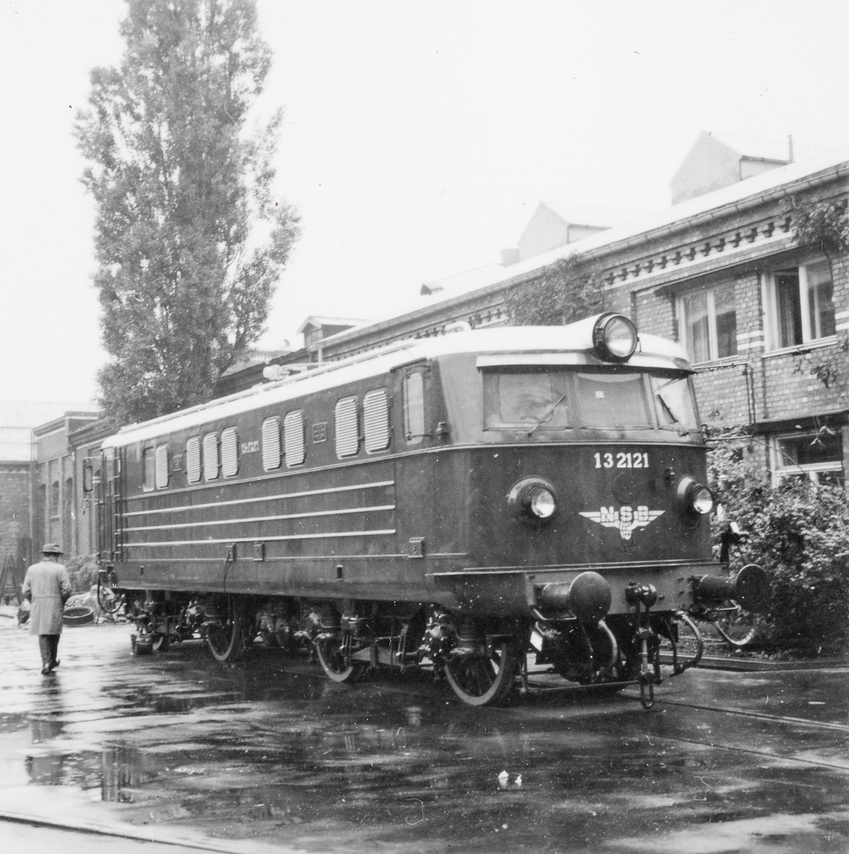 Elektrisk lokomotiv type El 13 nr. 2121 ved leveranse fra Thunes Mekaniske Verksted i Oslo. Dette var første lokomotiv av denne typen.