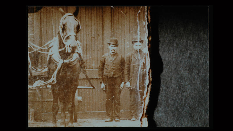 To menn avbildet sammen med en hest. Bilde er i svært dårlig kvalitet og mest sannsynlig en ødelagt negativ. Bildet er ca. datert til slutten av 1800-tallet.