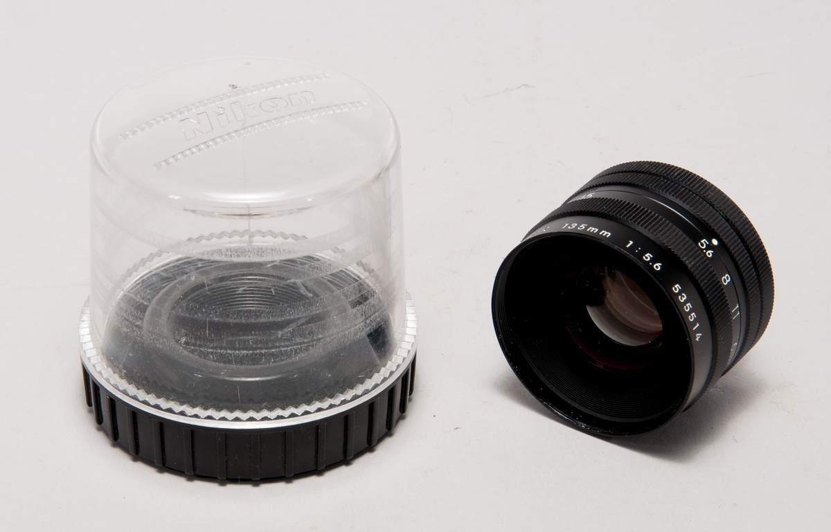 Objektiv för förstoringsapparat, Nikon EL-Nikkor 135 mm bländare 5,6-45. Med 39 mm gänga passande till fläns för montage i Durst förstoringsapparat. I förvaringsburk av plast.