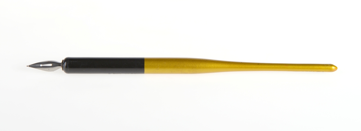 Rund og avlang penneholder i malt tre med splitt på tuppen i metall.