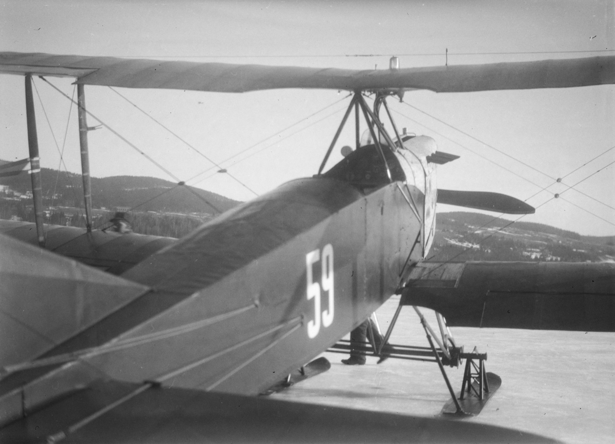 Fly, type Biplan, på Mjøsisen ved Vingnes.