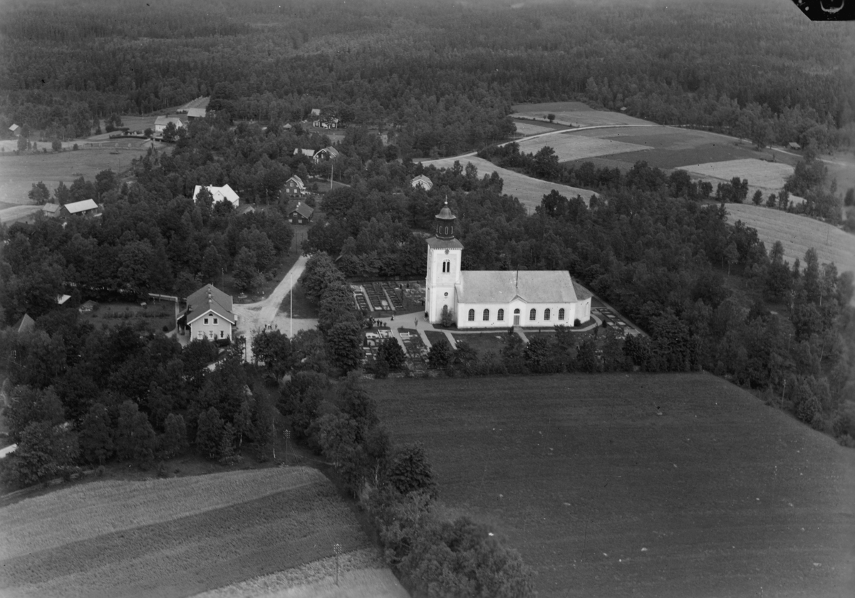 Flygfoto över Åsenhöga kyrka i Gnosjö kommun. nr C.1688.