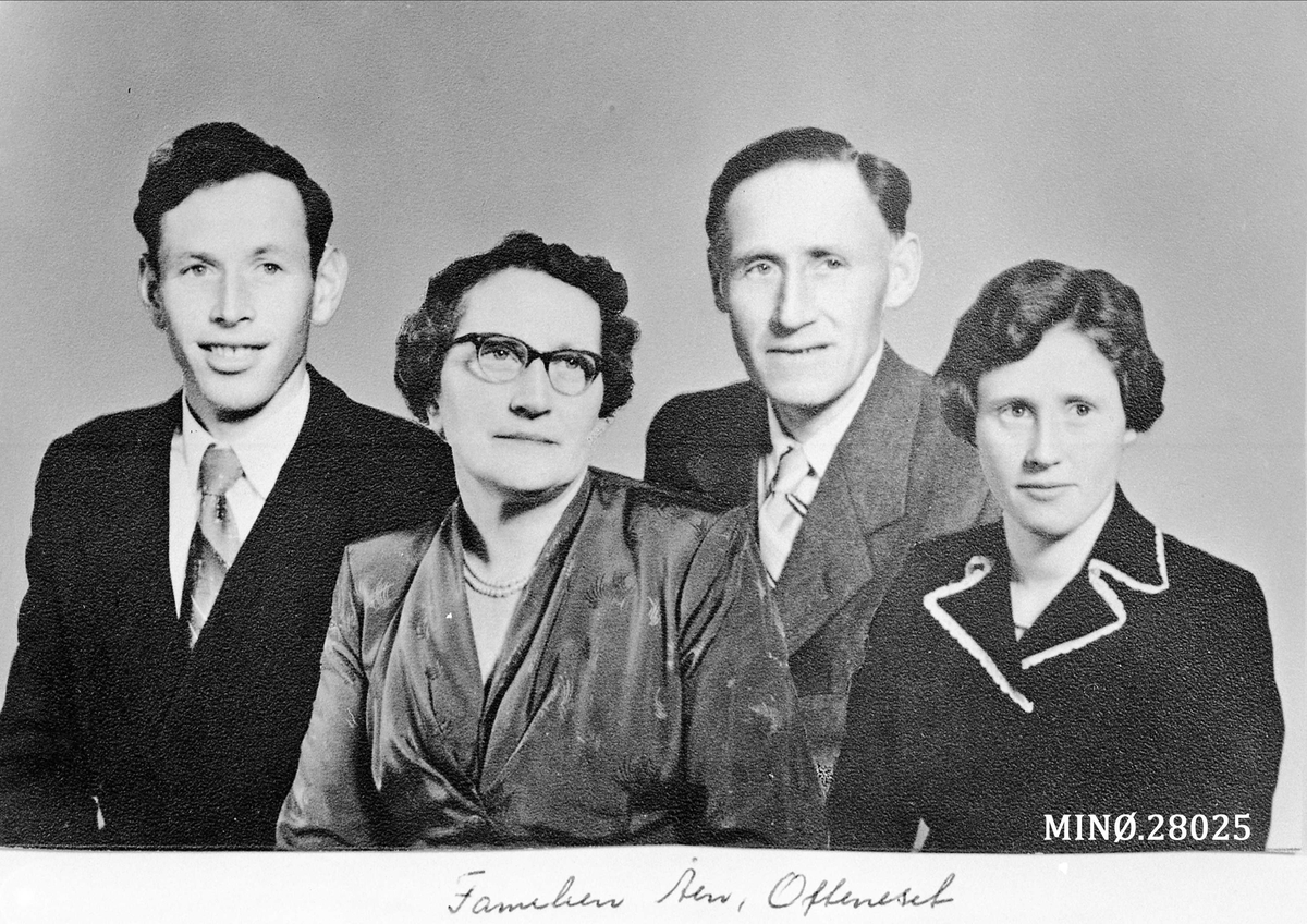 Familien Åen, Oftenesset. Fra venstre: Klemet, Karoline. f Godtland, Marius og Bjørgun