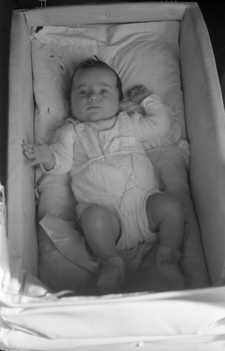 Fem bilder av et uidentifisert barn som ligger i barnevogn.