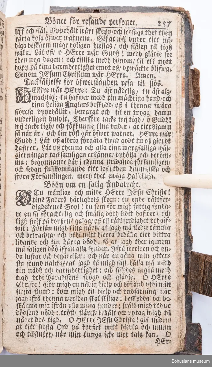 Psalmbok, frakturstil, linnelumppapper, svenska, 403 sidor samt register, duodecimo (12:o). 1695 års psalmbok, 413 psalmer. Trasig.
Samtida helfranskt skinnband med fem lätt upphöjda bind, pärmfyllnad av trä. Skinnet präglat i dekorativt mönster, liknande på fram- och baksida. Dekortivt ramverk, i övrigt heltäckande dekor med textband på mitten, oläsligt. 
Denna slags inbindning användes gärna då psalmboken skänktes som trolovningsgåva.
Rester av två bokpärmsbeslag; fragmentariska skinnband och metallspänne på det nedre. Främre pärmen lagad längs del av de båda kortsidorna med hamrat kopparband, bakre pärmen har hamrat kopparband nertill på kortsidan.
På första sidan handanteckning med uppgifter om ägare och årtalet 1735.

Psalmboken sammanbunden med evangelie- och epistelbok; Evangelia och epistler, 274 sidor.
Cib
