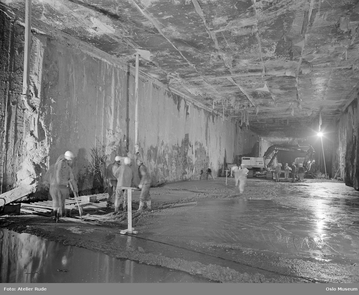 anleggsarbeid, bygging av fellestunnel for T-banen og jernbanen, anleggsarbeidere, gravemaskin