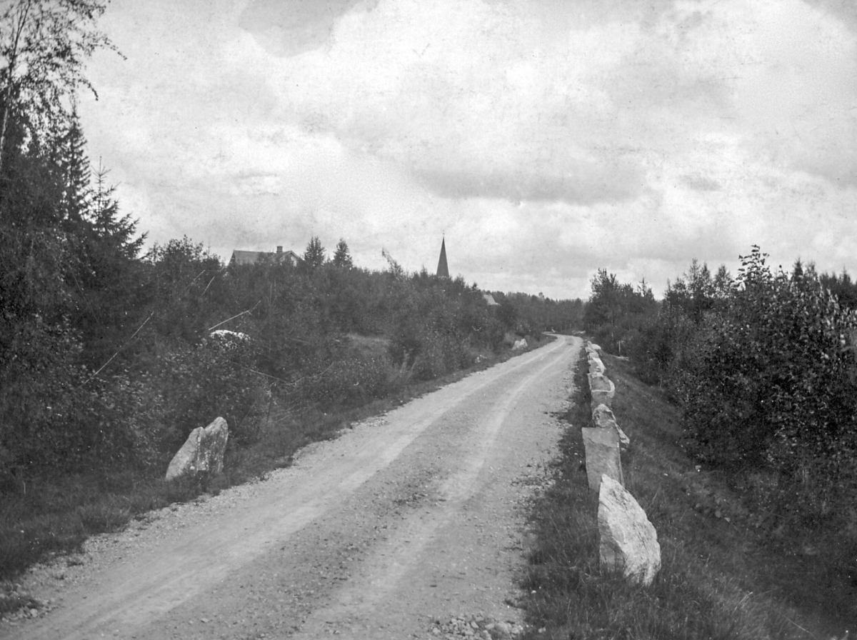 Skarnesvegen (nå: fylkesveg 24) ved Morterudslandet i Sand ca 1920. Framnes til venstre i bakgrunnen. Ukjent fotograf.
