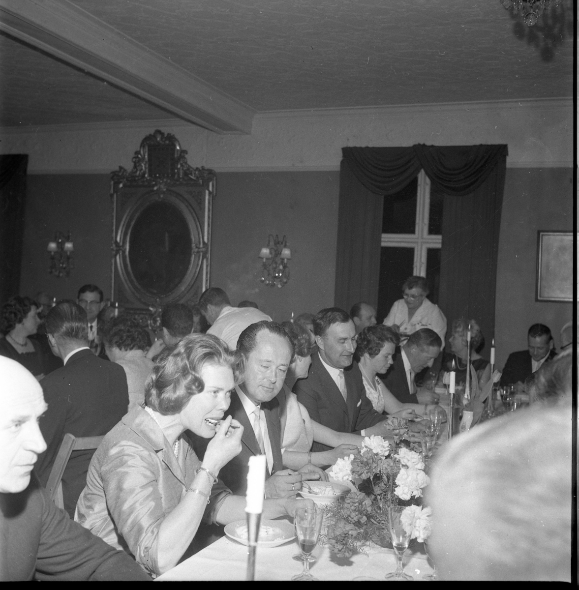 Odd Fellow jubilerar på Ribbagården i Gränna. Kvinnor och män vid dukade bord. Trea fr vänster sitter Stig Palm. Den kvinnliga servitrisen heter möjligen Jönsson.