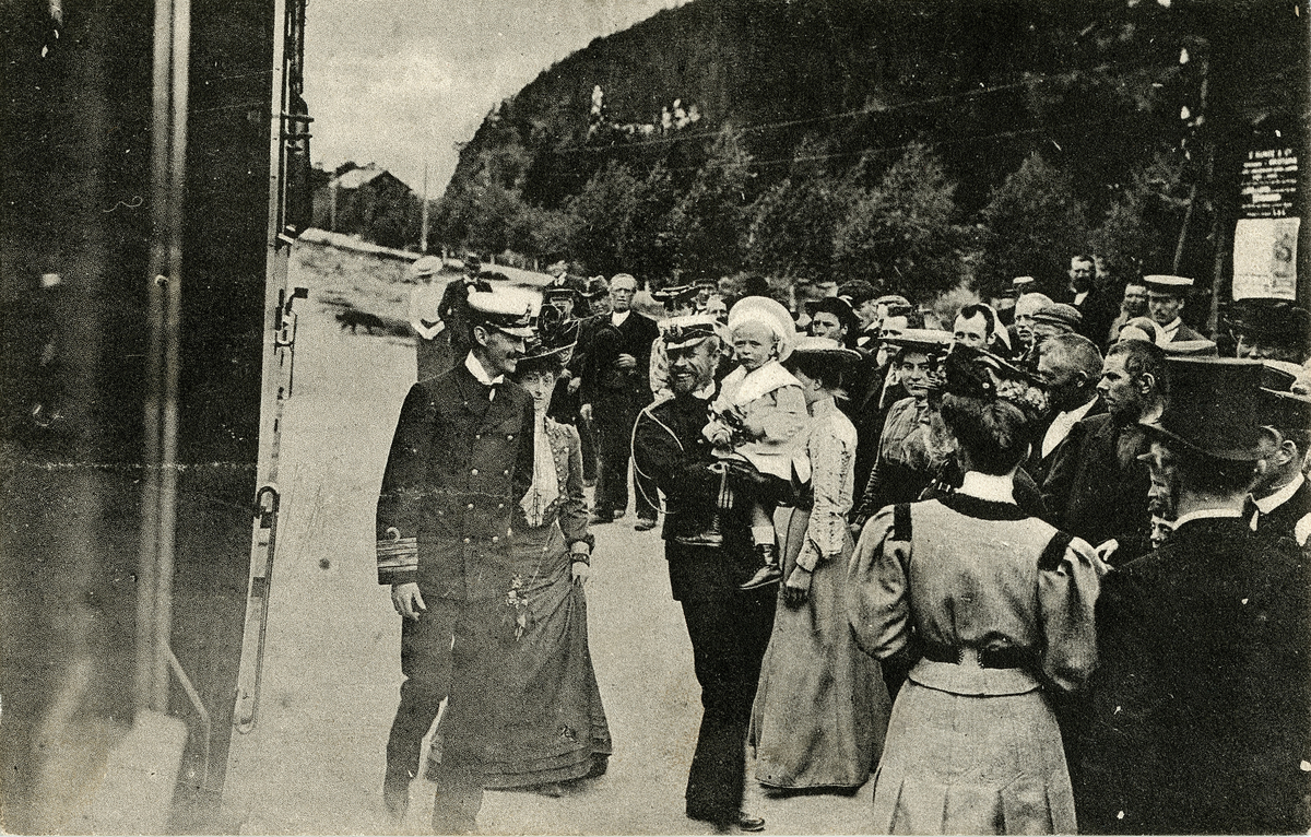 Postkort: Fra kroningsreisen, kongen på Ringebu stasjon