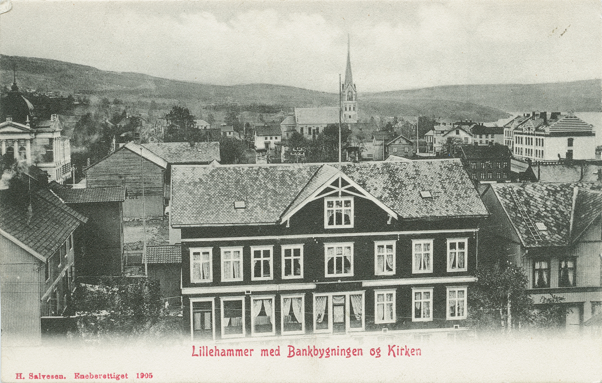Repro: Breiseth Hotell midt på bildet, Gamle Banken t.h., kirken, folkeskolen t.v., postkort, fram og bakside