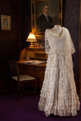 Fotografering av Laura Hanssen sine kjoler i Chateauet. .R.1