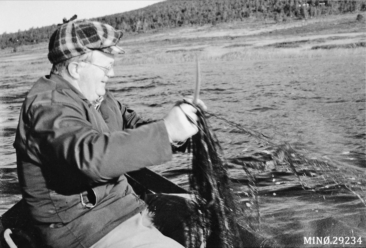 Høstsjøen 29/8-1982. Melvin Eggen tar opp fiskegarn. 