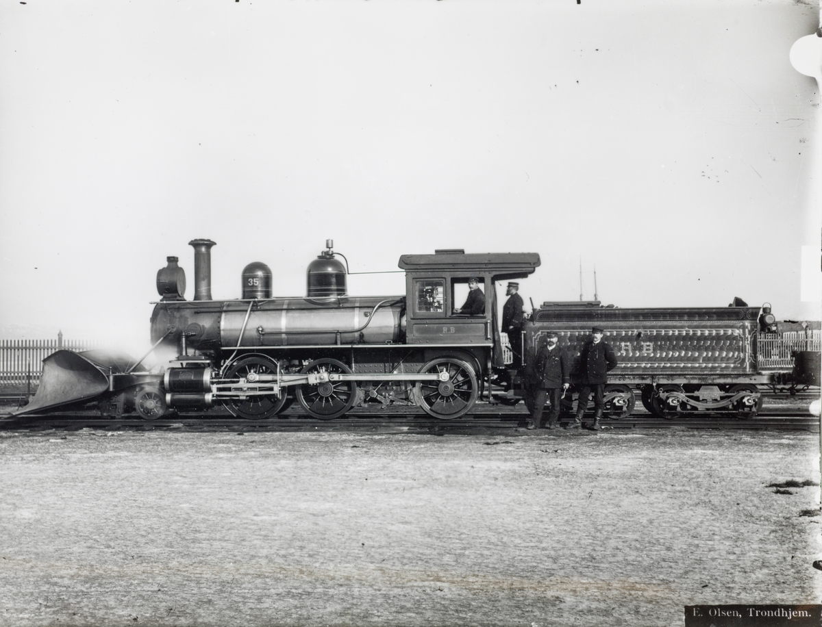 Smalsporet damplokomotiv type XVIII nr. 35. Lokomotivet ble levert til Rørosbanen i 1896.