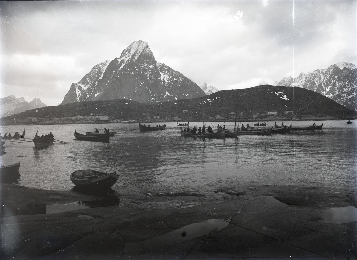 Nordlandsbåter ved fiskevær