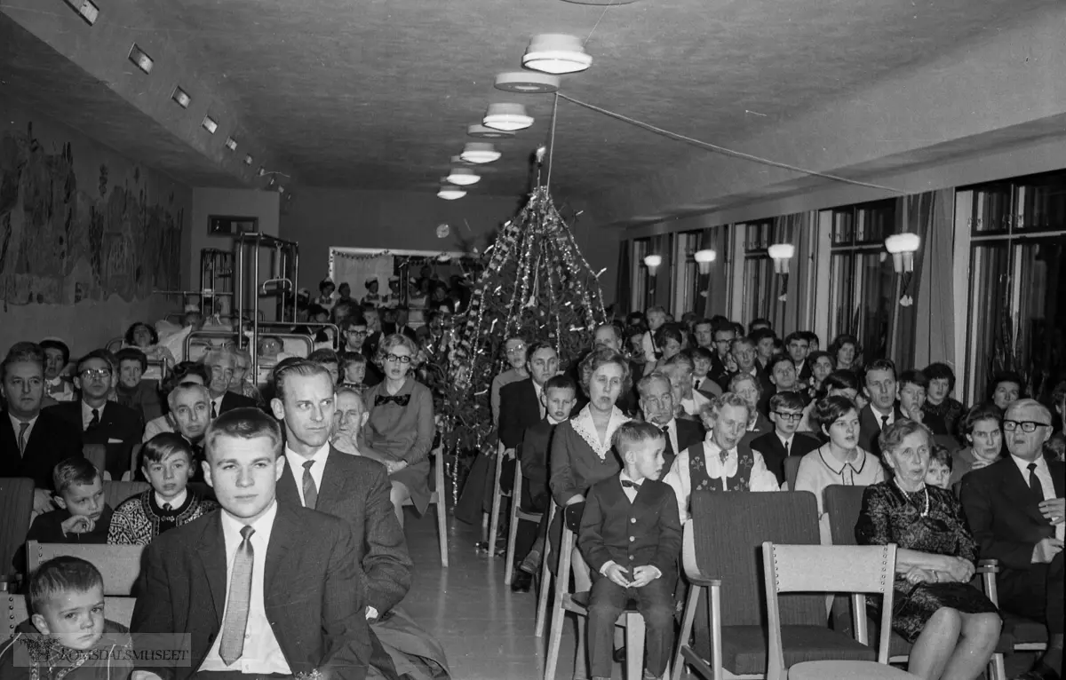 "Desember 1968"."Jul" .Inne i Molde sjukehus.