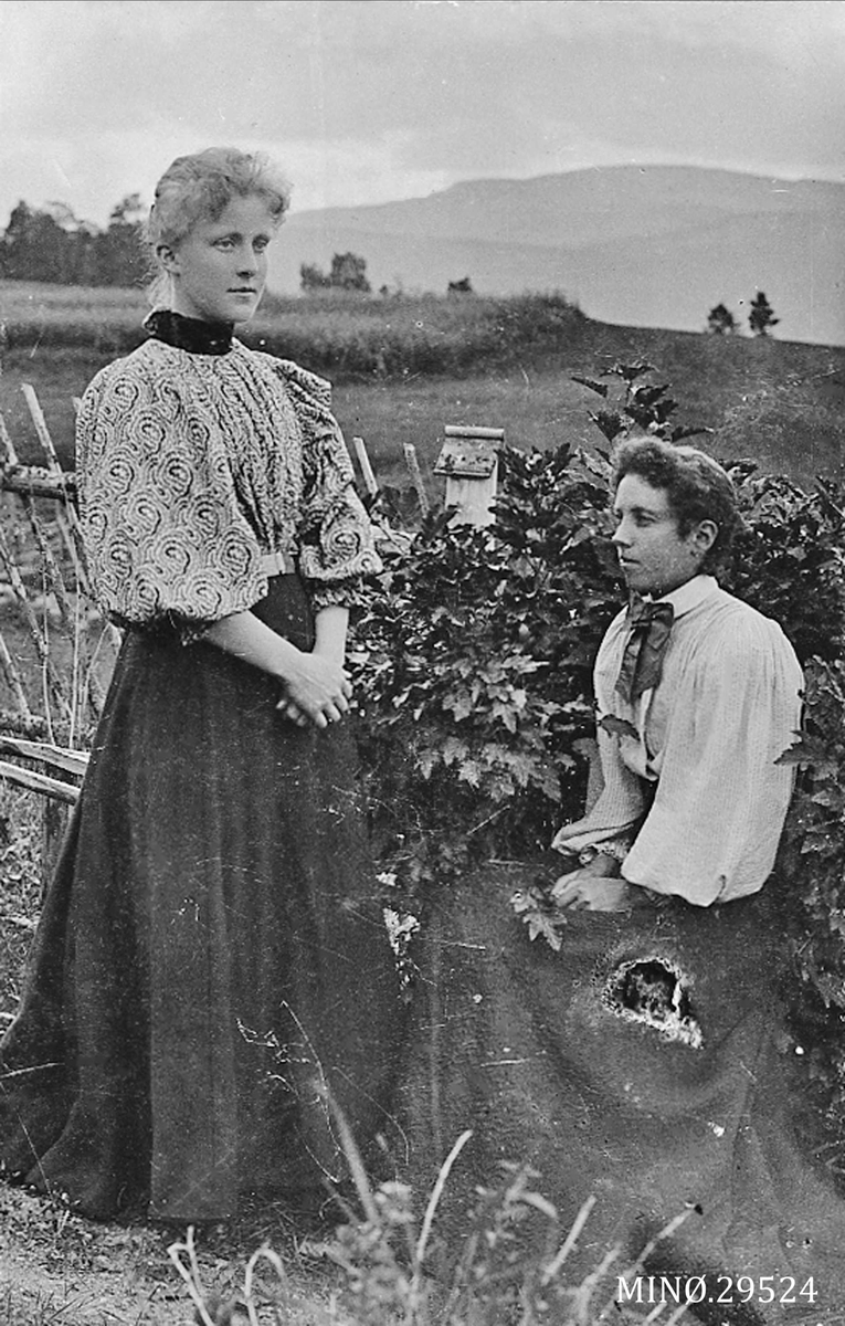 Portrett av kvinner i natur. Bak på bildet står det "Sommeren 1897"