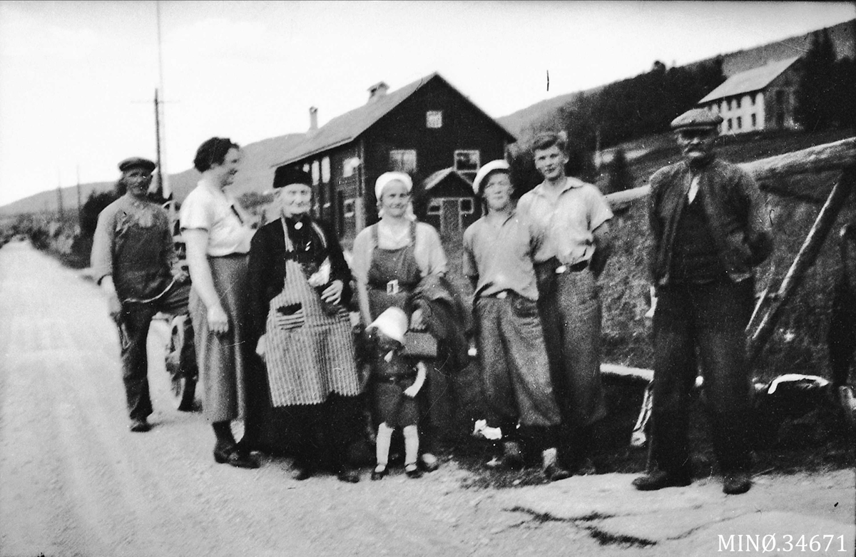 Personer foran Tronshall, Tylldalen. navn, se neste bilde