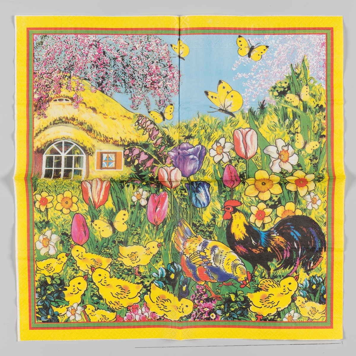 en hane og en hønse sammen med en flokk kyllinger i en hage med påskeliljer, pinseliljer, tulipaner, stemorsblomst og andre vårblomster. I bakgrunnen et hus med stråtak, fruktreer i blomst og gule sommerfugler på en lysblå himmel. Røde, grønne og gule kantstriper