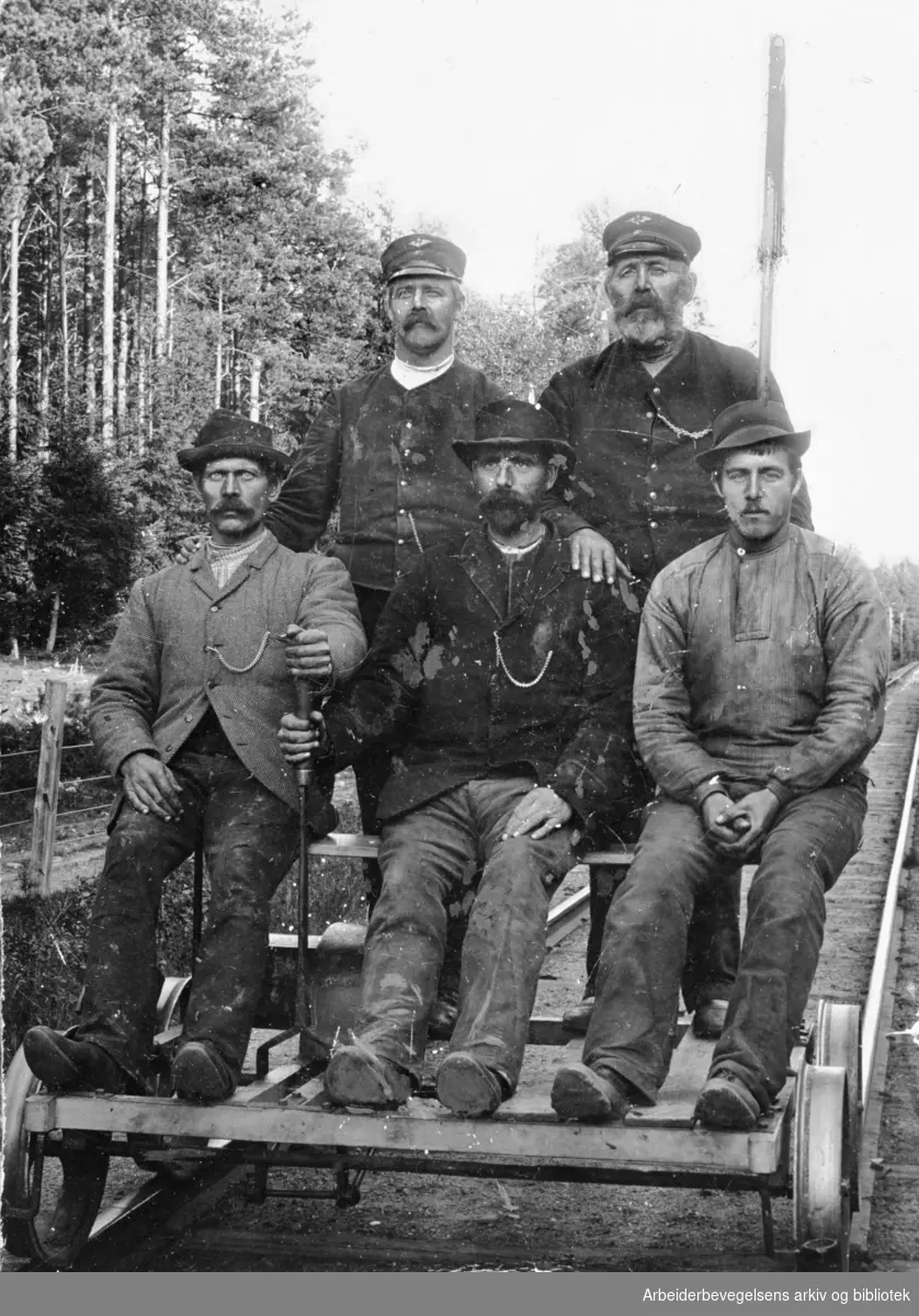 Linjearbeidere og jernbanefunksjonærer på samme dressin i Prestebakke, 1902.