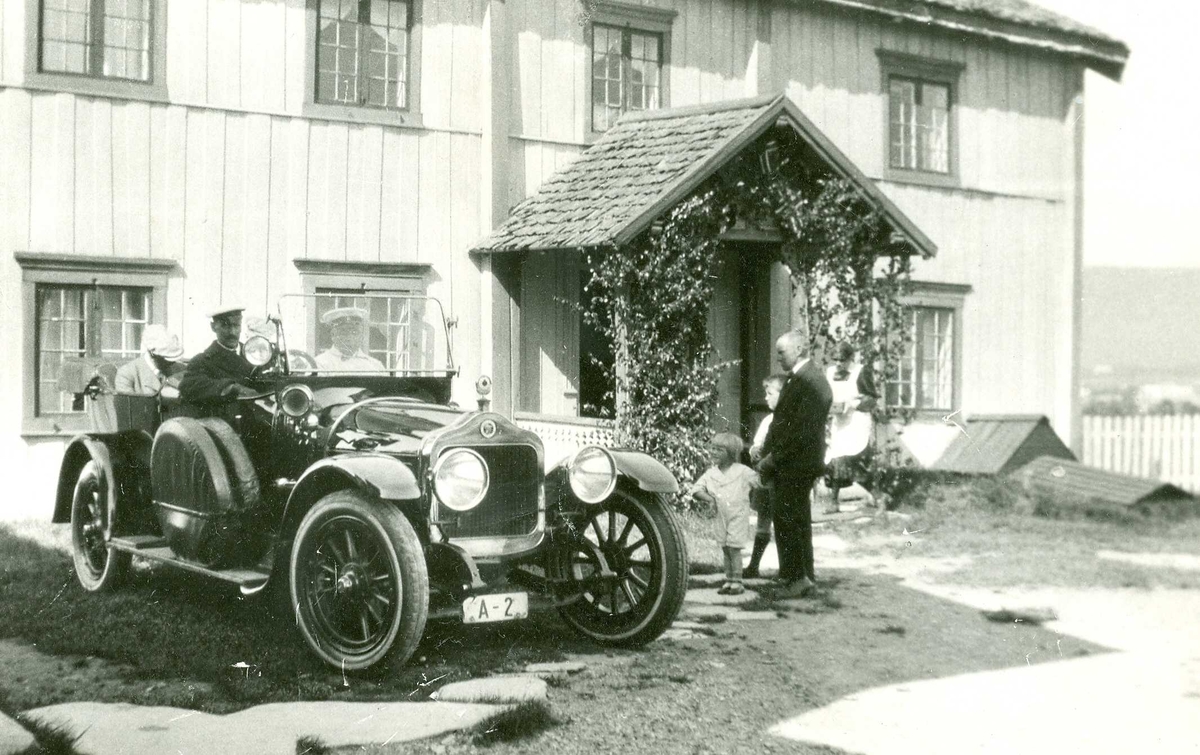 Bjørnsmoen, Tynset, 1926
i bilen A2 Kong Haakon, Morten (gutt) Ole (mann) Bjørnsmoen. 