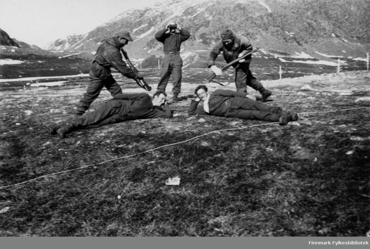 Norske soldater øver seg på å overmanne tyske soldater. Hopseidet, i 1945. Bildet er tatt før Hopseid-tragedien, 6 mai 1945. Det var en svært tidlig vår det året og soldatene lette etter måsegg. 

Bildeserien "Frigjøringen av Finnmark 1944-45" viser et unikt materiale fotografert av soldater i Den Norske Brigade, 2. Bergkompani under deres oppdrag "Frigjøringen av Finnmark" som kom i stand under dekknavn "Øvelse Crofter". Fakta rundt dette bildematerialet illustrerer iflg. vår informant, George Bratli: "2.Bergkompani, tilhørende Den Norske Brigade i Skottland,  reiste fra Skottland 30. oktober 1944 med krysseren «Berwick» til Scapa Flow på Orkenøyene for å slutte seg til en større konvoi som skulle være med til Norge. Om bord på andre skip var det mange russiske krigsfanger som hadde vært på tysk side og som nå ble sendt hjem. 
2.Bergkompani forlot havn 1.november 1944 og kom til Murmansk, Sovjetunionen, 6. november 1944. 
De ble her lastet om og fraktet til Petsamo, Sovjetunionen, hvor de ankommer 11.november 1944. 
Kompaniet reiser så til Sandnes utenfor Kirkenes og blir forlagt der frem til 26.november 1944. De flytter så videre til Skipparggura. 
Den 29.november reiser deler an kompaniet til Rustefielbma og Smalfjord og noen drar opp på Ifjordfjellet. 

17. desember ankommer resten av kompaniet til Smalfjord. 30.desember blir en avdeling sendt til Hopseide og 8. januar 1945 blir noen sendt til Kunes.
Den 14. januar er kompaniet delt og ligger i Kunes, Kjæs, Børselv, Hopseide og Smalfjord.
5. februar 1945 blir 3.tropp sendt over Porsangerfjorden for å operere i Olderfjorden. Her var de i kamp og hadde tap i  Billefjord og Sortvik.
8.mars 1945 kom noen til Renøy og 12. mars kom første del av kompaniet til Brennelv.
7.mai begynte kompaniet å bygge ny kai i Hambukt.
19. mai ble de som hadde falt begravd i Lakselv.
8. juni ble kompaniet flyttet fra Brennelv til Tromsø for så å bli sendt videre til Mo I Rana 16.juni."
8. juni ble kompaniet flyttet fra Brennelv til Tromsø for så å bli sendt videre til Mo I Rana 16.juni."

Nasjonalbiblioteket har et hefte fra 1983 skrevet av Krigsinvalideforbundet, med intervjuer med soldater og deres opplevelser: 
https://www.nb.no/items/5d58d366b390666f671f57078519c2c7?page=0&searchText=Det%20glemte%20kompani%20-%202.%20Bergkompani%20og%20frigj%C3%B8ringen%20av%20Finnmark

https://www.arkivverket.no/utforsk-arkivene/andre-verdenskrig/befolkede-jordhuler-kjokken-i-det-fri-og-midlertidige-begravelser-privat-bildesamling-etter-soldat-i-2.bergkompani